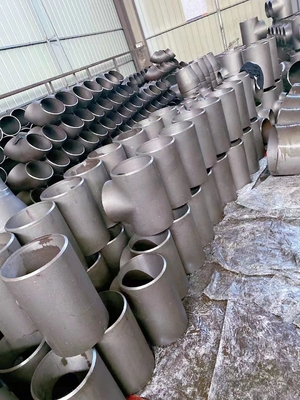 ASTM A234 स्टेनलेस स्टील टी Sch40 Sch80 50mm 100mm 1000mm सैंडब्लास्टिंग